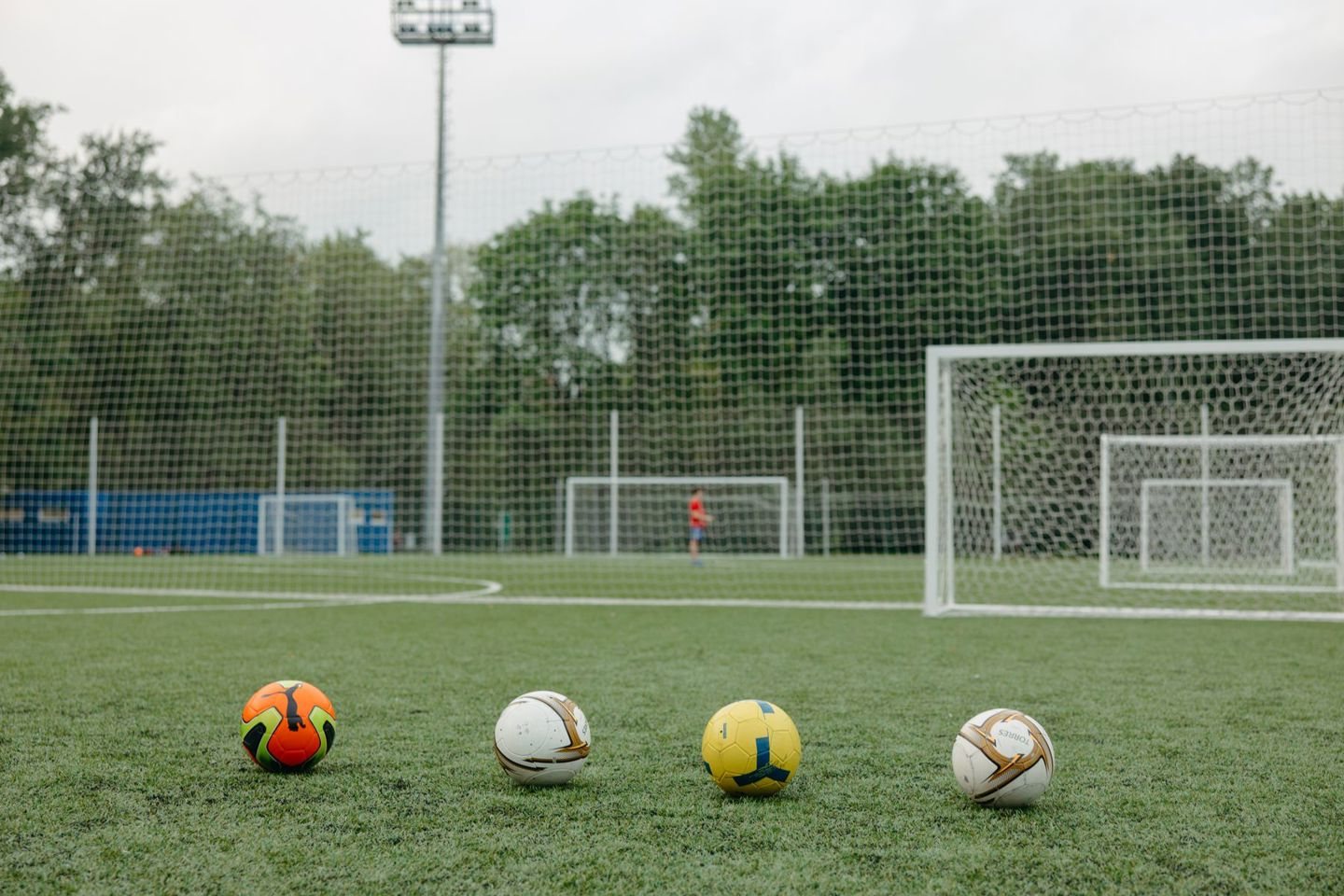 Voetballen op een sportveld