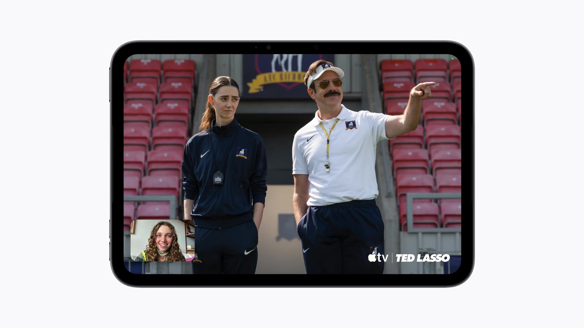 De nieuwe iPad mini met oledscherm liggend in beeld met een serie op het scherm