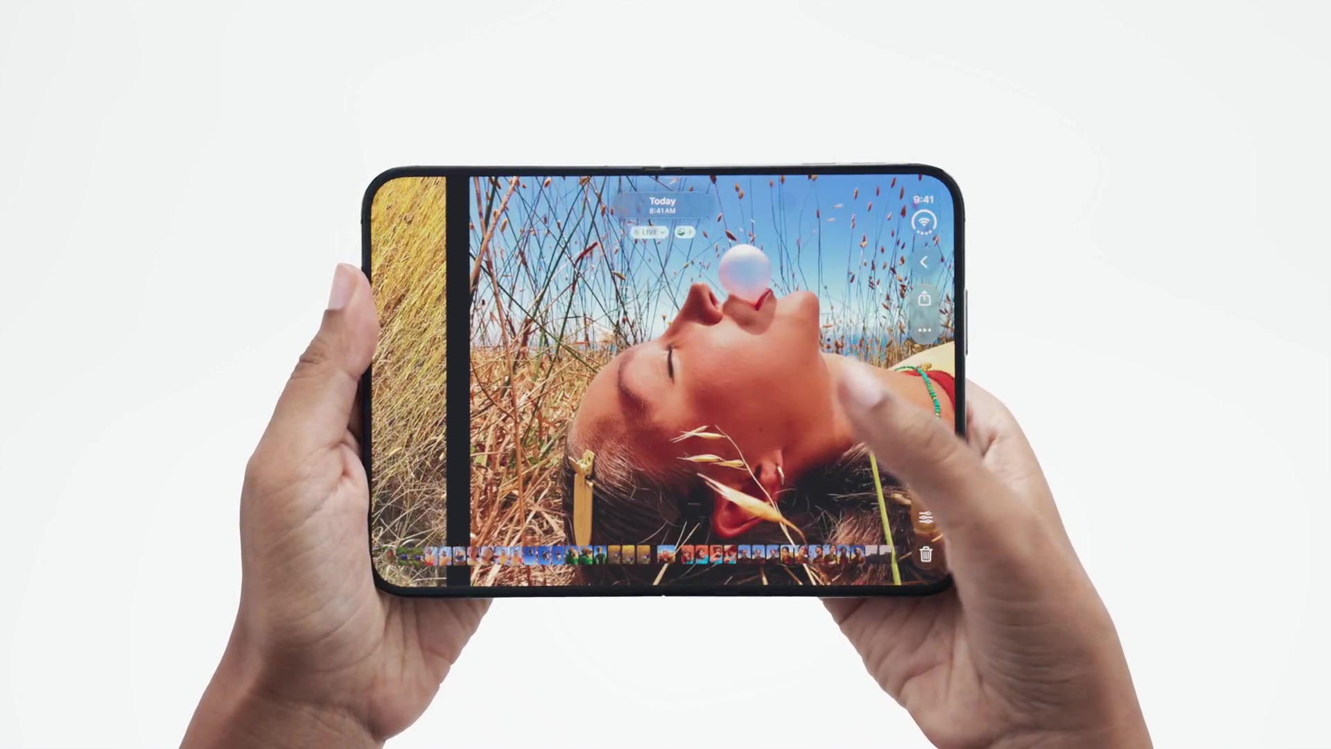 Opengevouwen iPhone Duo in twee handen met een foto op het grote binnenscherm