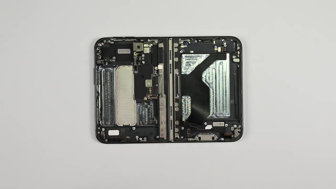 Een geopende iPhone Duo met de binnenkant van beide helften en het scharnier zichtbaar tijdens de teardown van iFixit