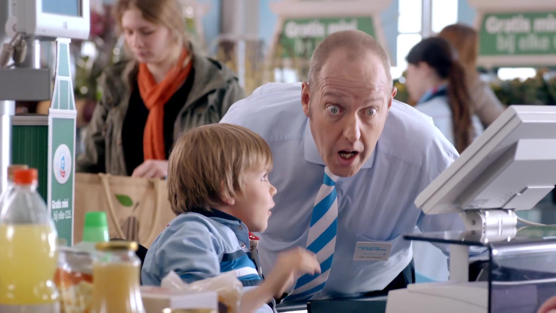 Interieur van een Albert Heijn-supermarkt met klanten en een medewerker