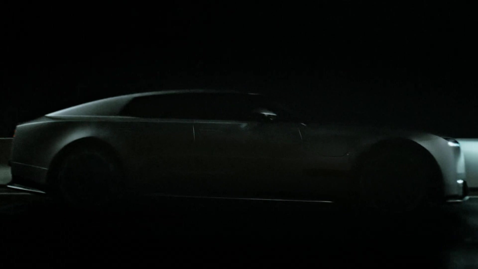 Zijaanzicht van de Jaguar Type 01 met lange motorkap en lage daklijn