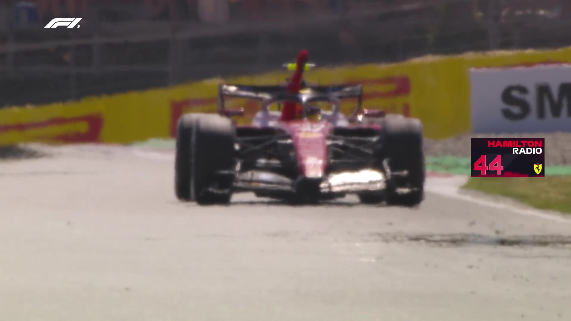 Lewis Hamilton steekt zijn hand op in zijn Ferrari na zijn zege in Barcelona