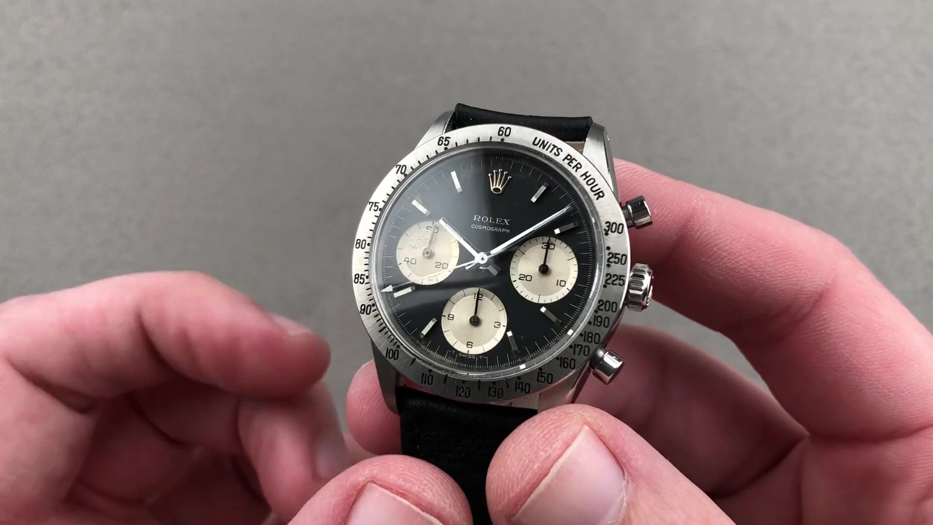 Een vintage Rolex Cosmograph Daytona referentie 6239 met zwarte wijzerplaat en lichte subtellers, vergelijkbaar met het exemplaar van Seinfeld