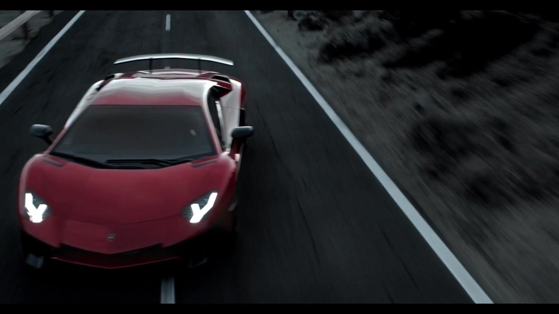 Rode Lamborghini Aventador SV op een bergweg