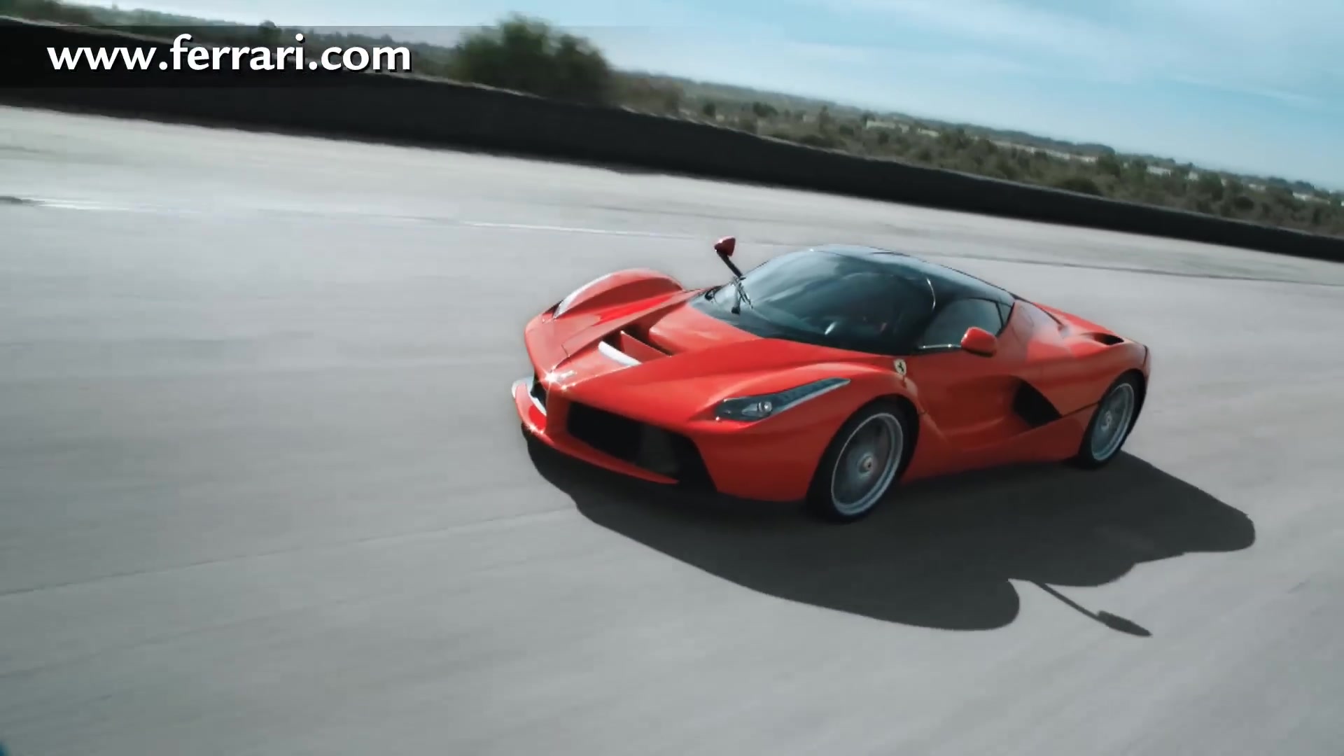 Rode Ferrari LaFerrari rijdt over een circuit