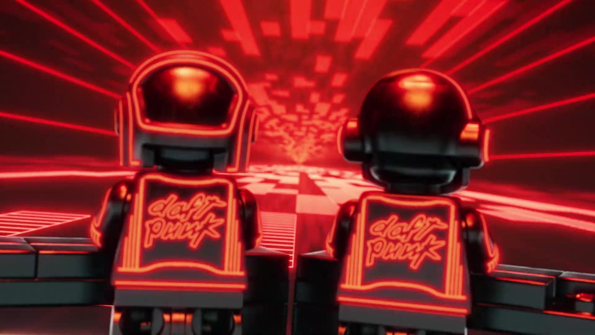 Twee LEGO-minifiguren van Daft Punk met gloeiende rode helmen achter hun mengpaneel