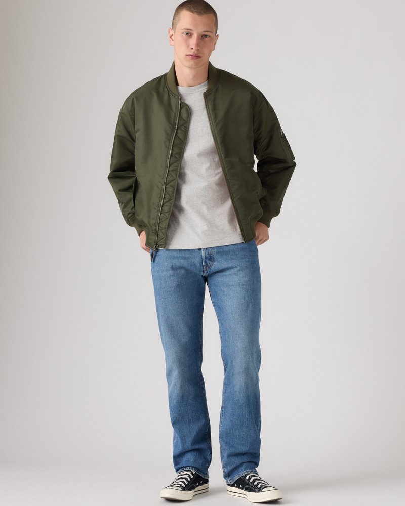 Levi’s 501 Original, uitvoering 00501-3649. De rechte pijp valt over de schoen.