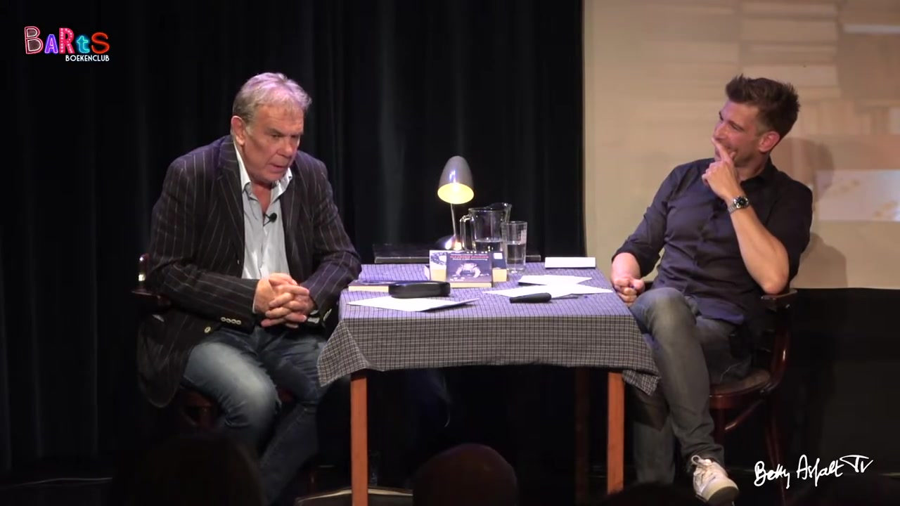 Maarten Spanjer aan tafel tijdens een interview over zijn boek Geluk is een herinnering