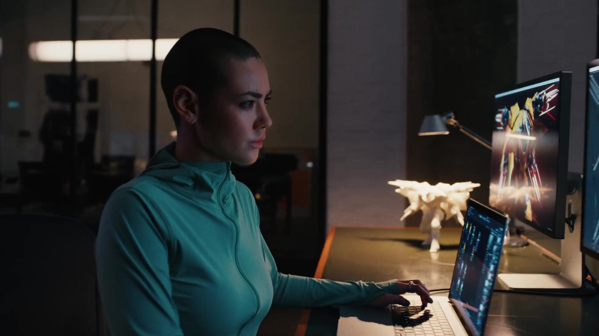 Iemand werkt aan een MacBook Pro aan een bureau, still uit de officiële introductievideo van Apple