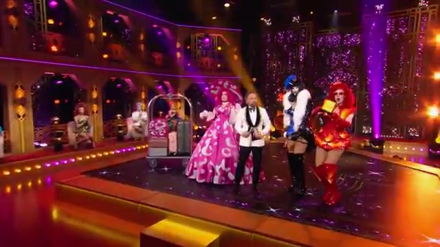 Dragqueens met presentator Carlo Boszhard op het podium in de finale van Make Up Your Mind