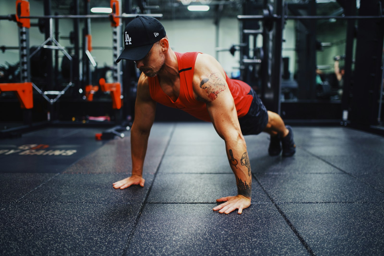 Man doet push-ups in de sportschool