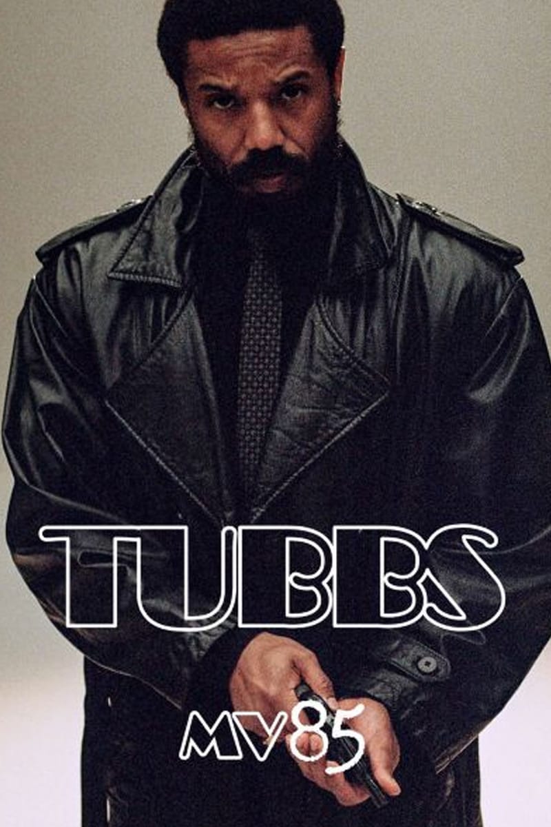 Michael B. Jordan als Ricardo Tubbs in een lange zwarte leren jas op de karakterposter van Miami Vice '85