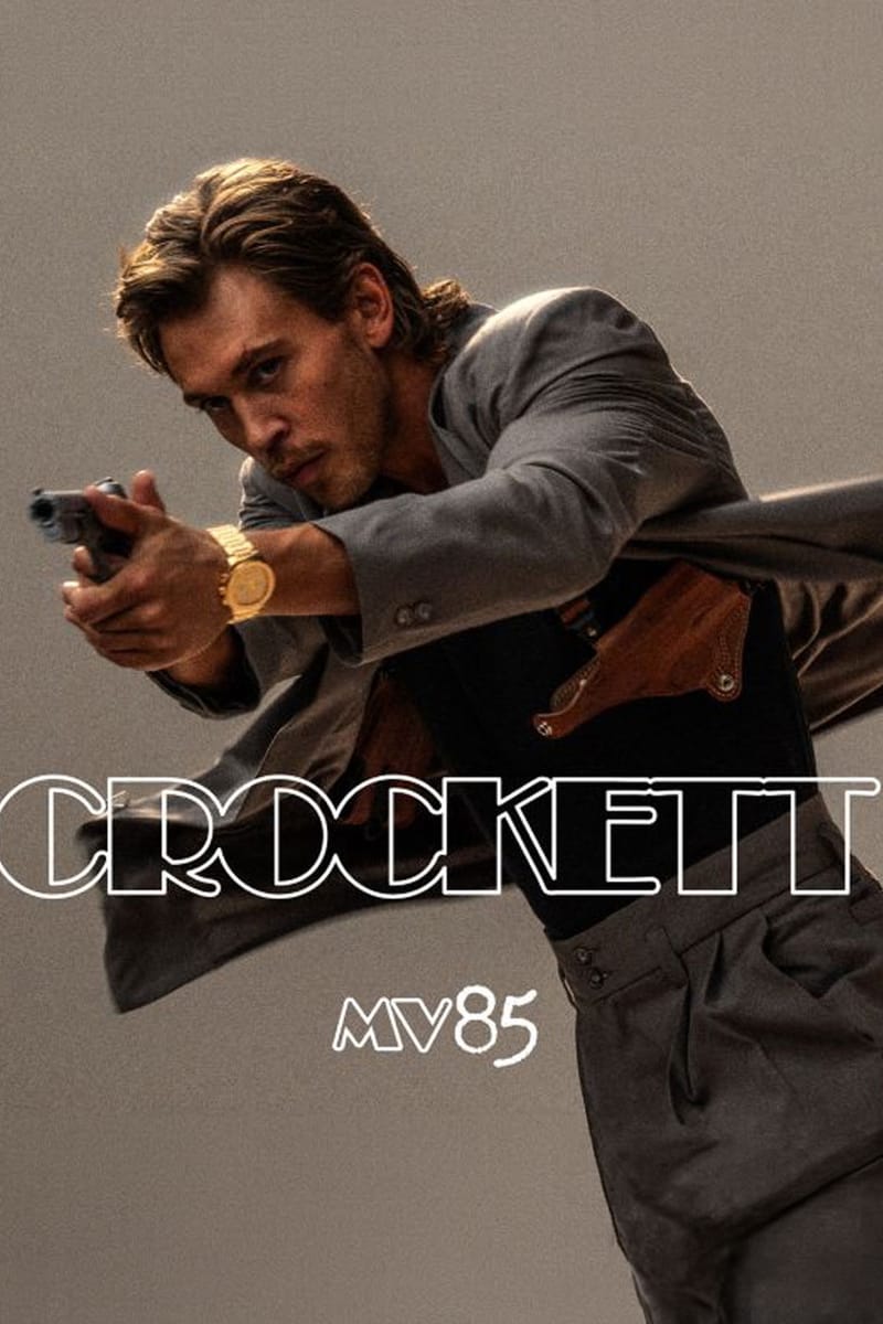 Austin Butler als Sonny Crockett met getrokken pistool in een grijs pak op de karakterposter van Miami Vice '85