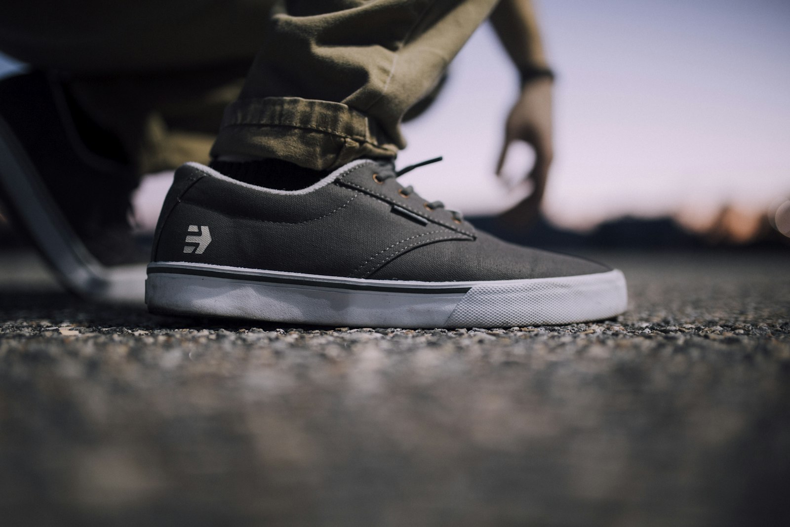 Suède skateschoenen op een skateboard