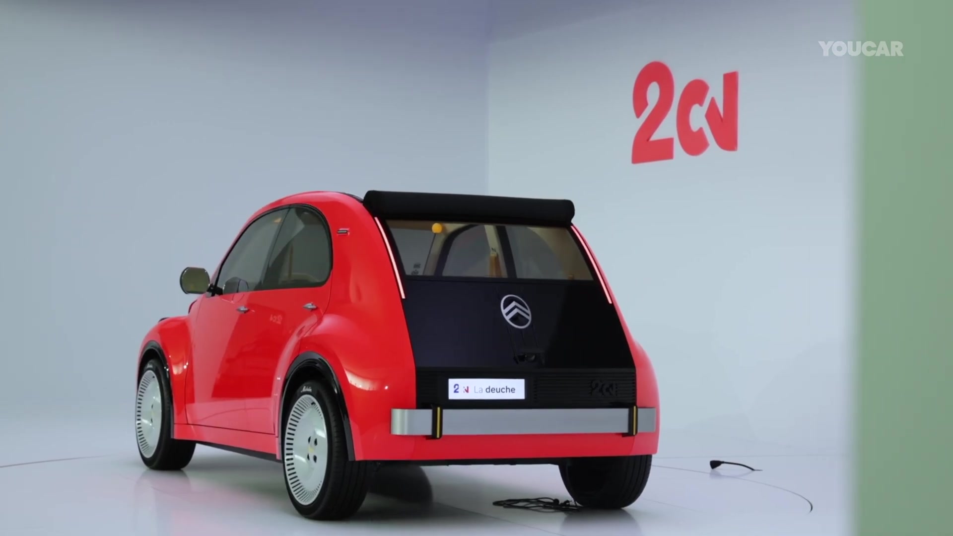 De rode Citroën 2 CV Concept op de autoshow van Parijs