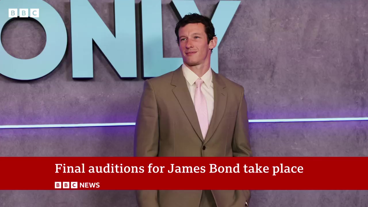 Callum Turner op de rode loper in een BBC News-reportage over de laatste screentests voor James Bond
