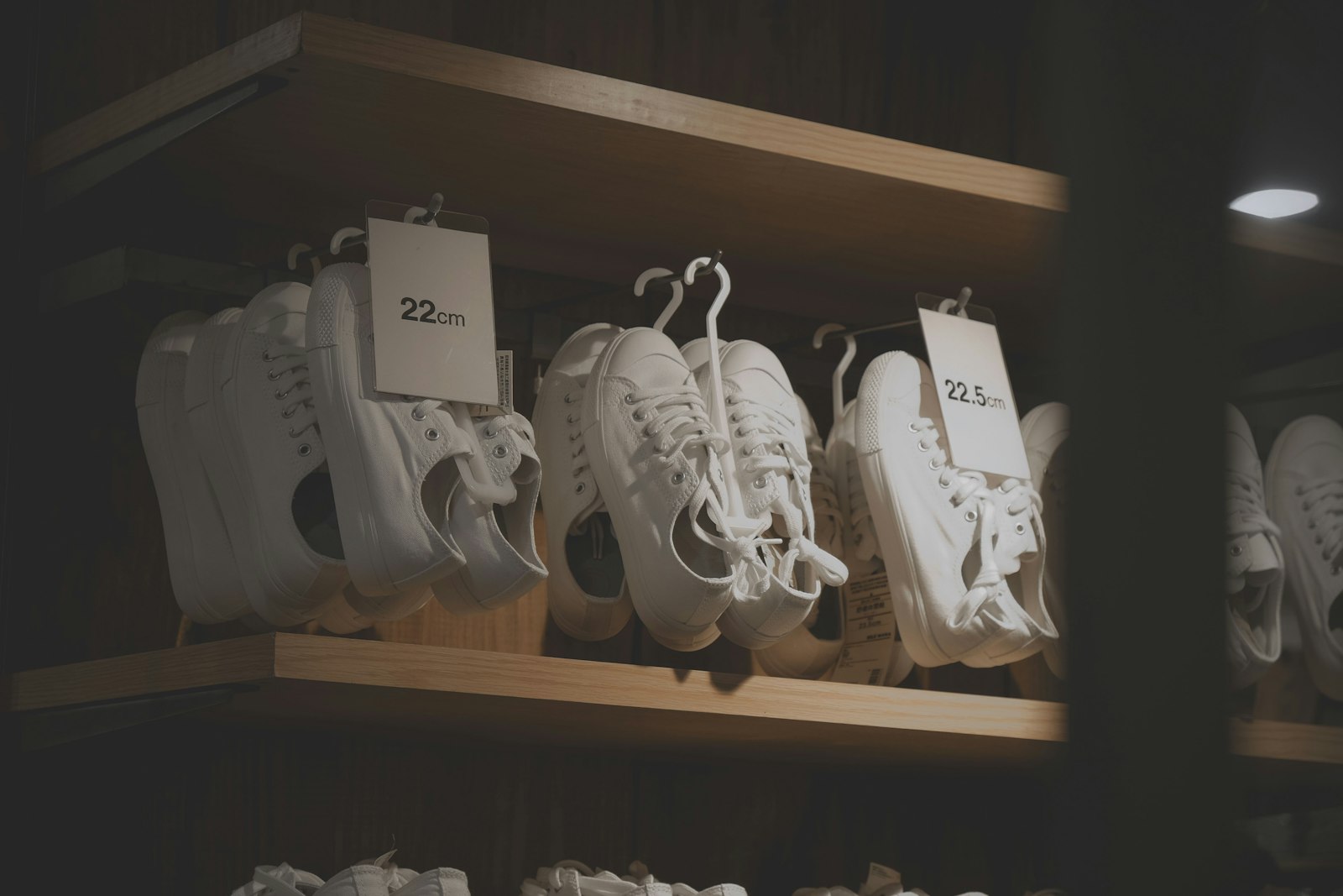 Rij sneakers op de schappen van een sportzaak