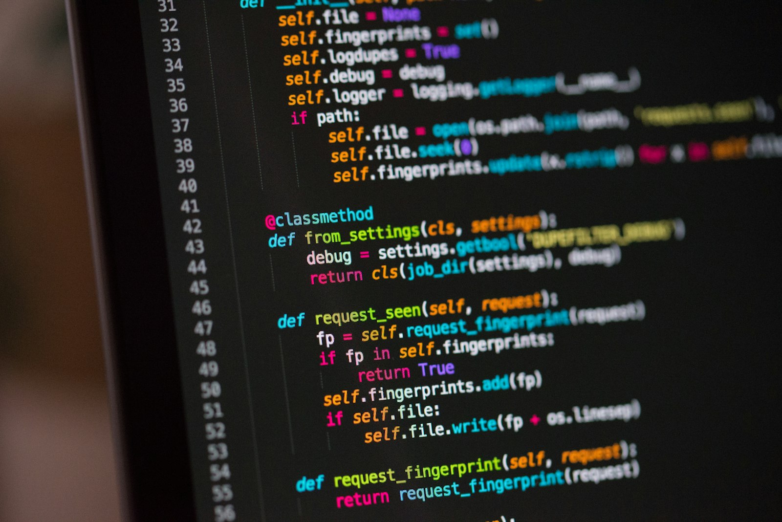 Programmeercode op een laptopscherm