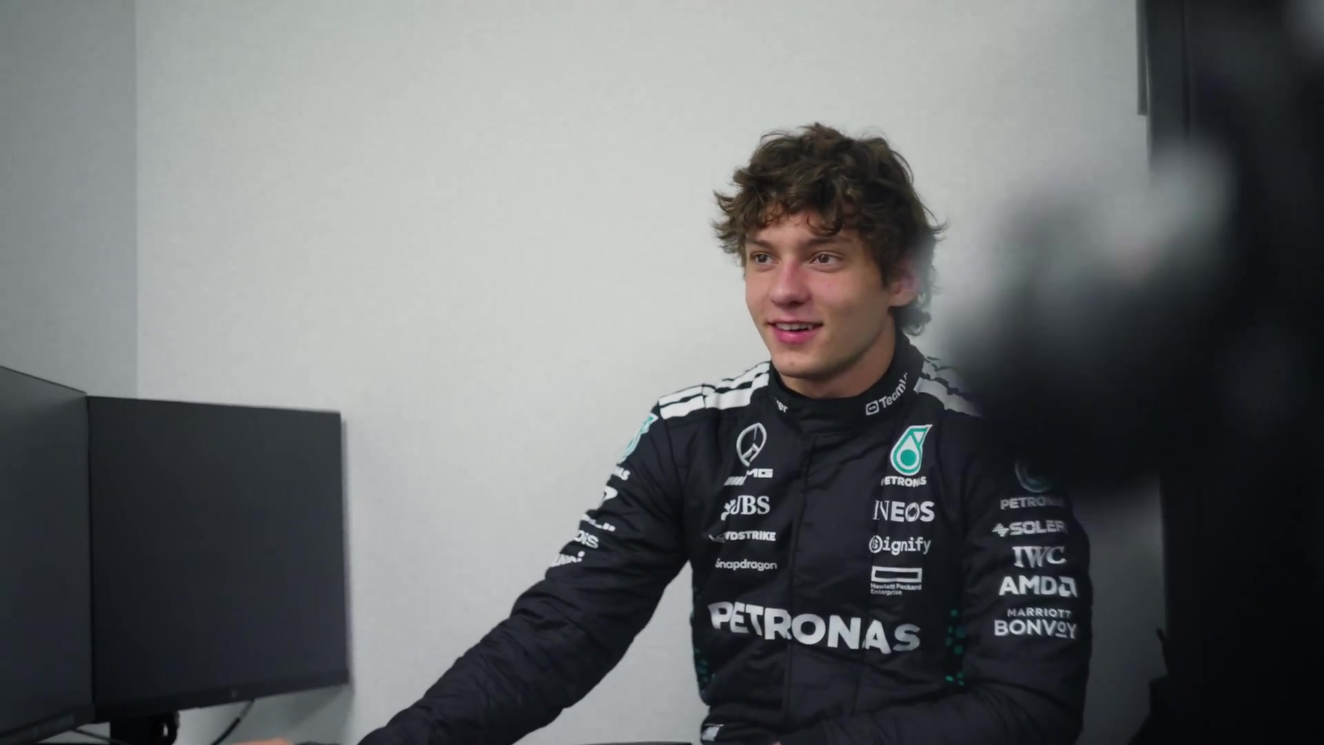 Kimi Antonelli in zijn Mercedes-raceoverall in de fabriek van het team