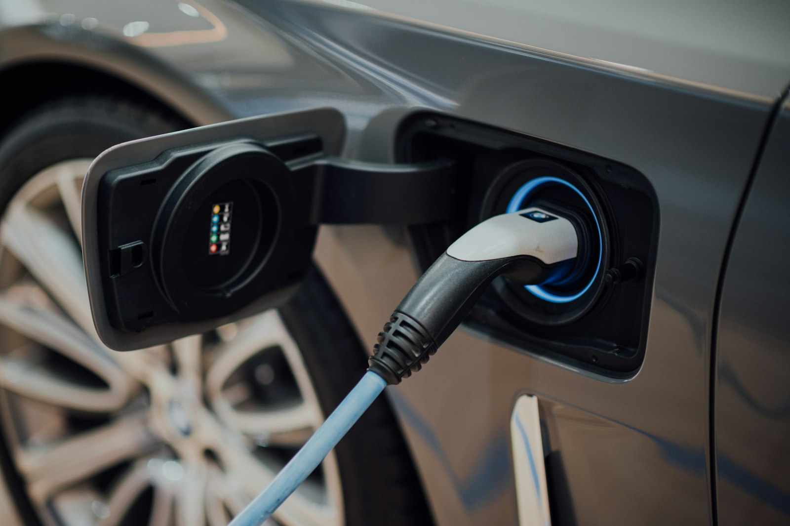 Laadkabel in de laadklep van een plug-in hybride auto bij een laadpaal