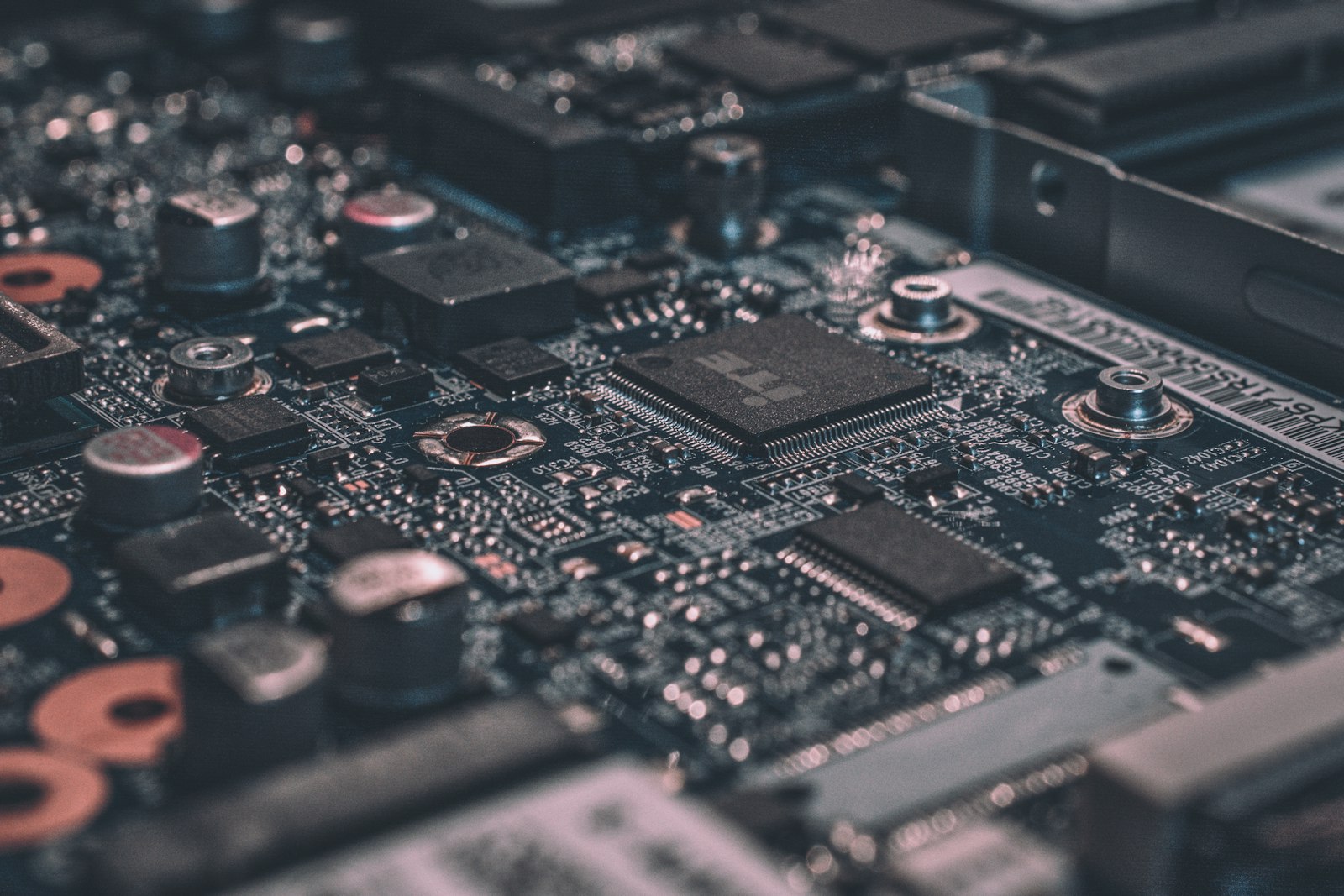 Een processor op een moederbord van een computer
