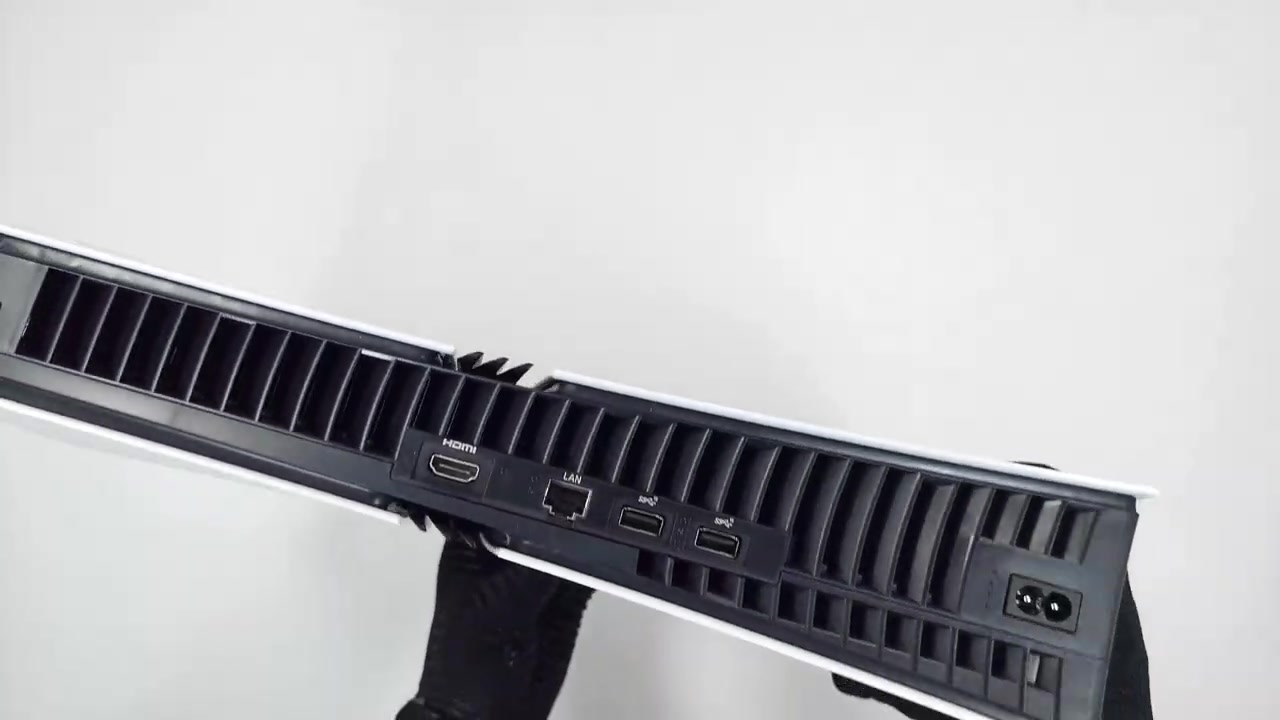 Achterkant van de PlayStation 5 Pro met de aansluitingen en ventilatiesleuven