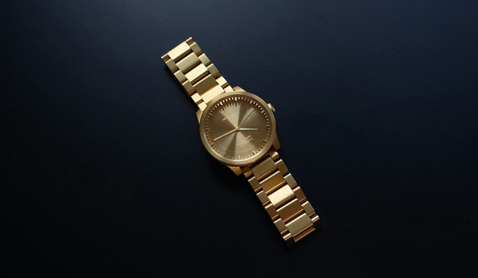 Klein goudkleurig horloge met wijzerplaat in champagnekleur