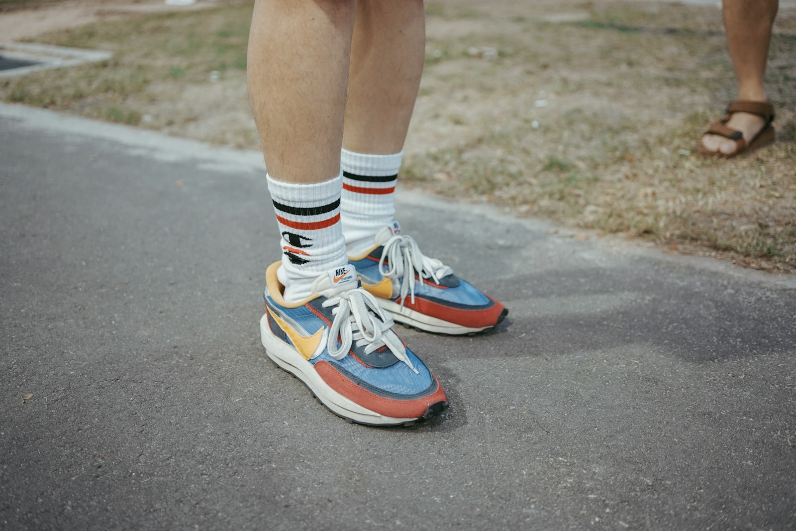 Retro hardloopsneakers op straat in herfstkleuren