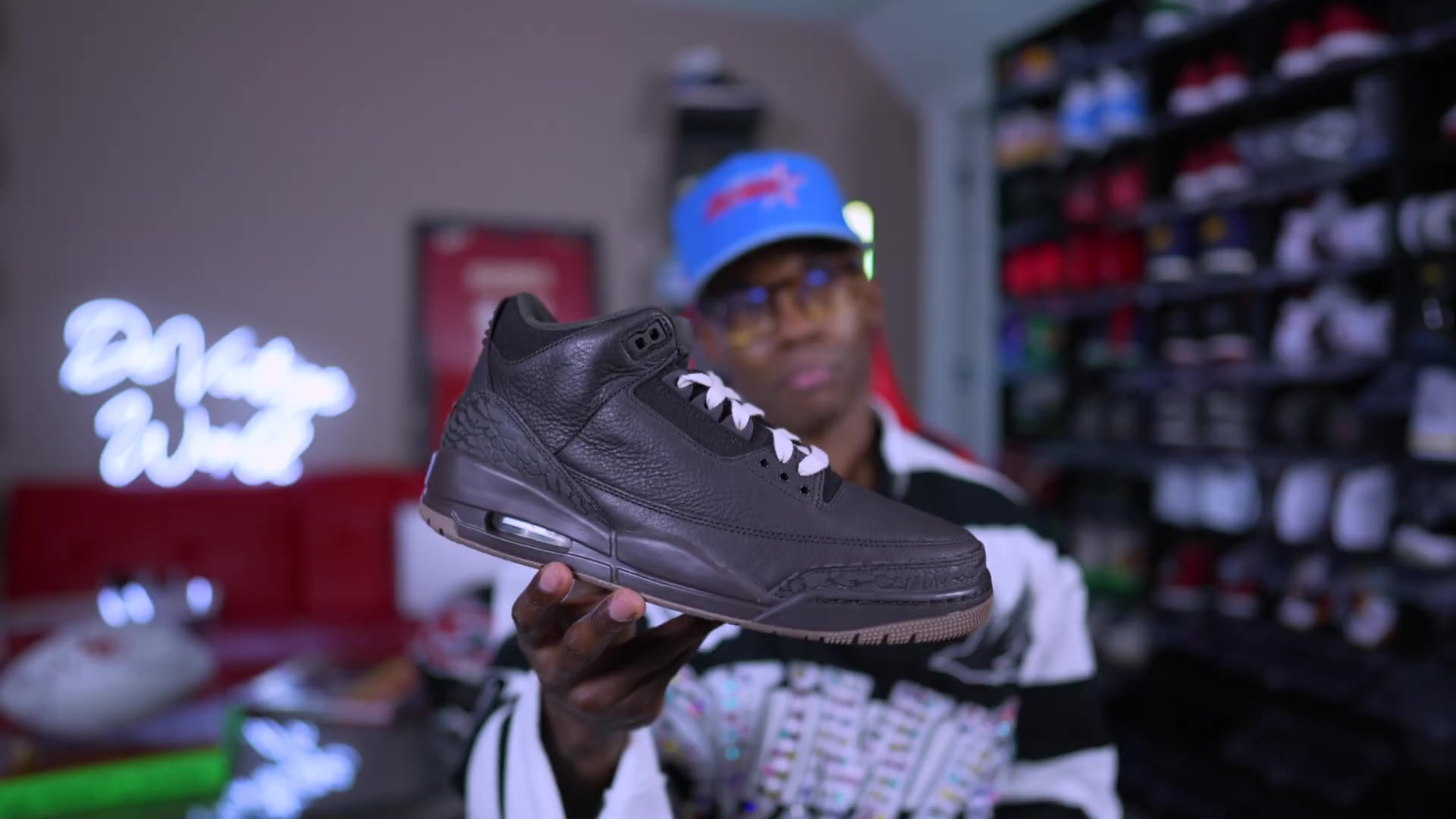 De bruine Air Jordan 3 Fireside in de hand