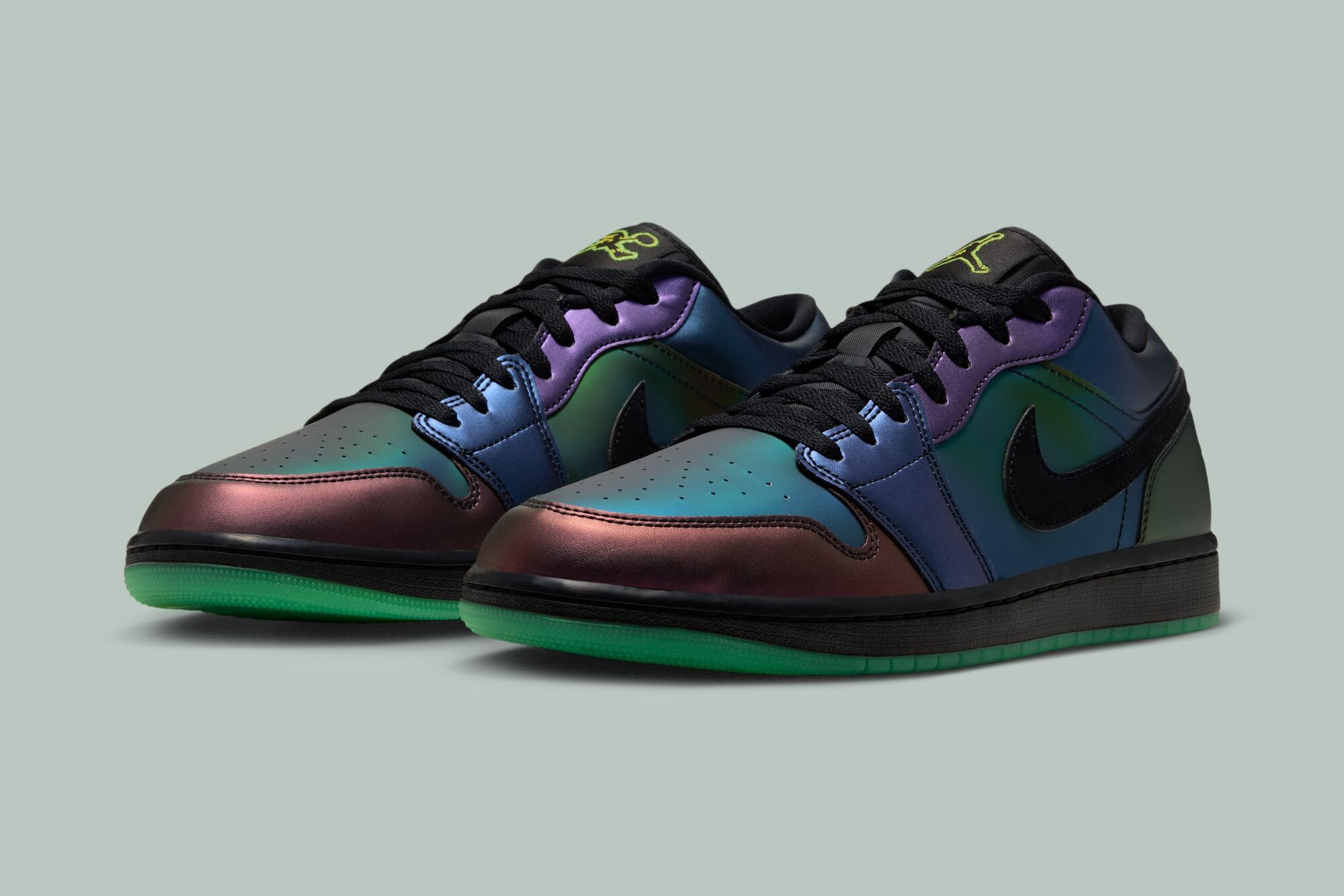 Air Jordan 1 Low SE Magic Ball met kleurverschietend paars, blauw en groen bovenwerk en een groene zool