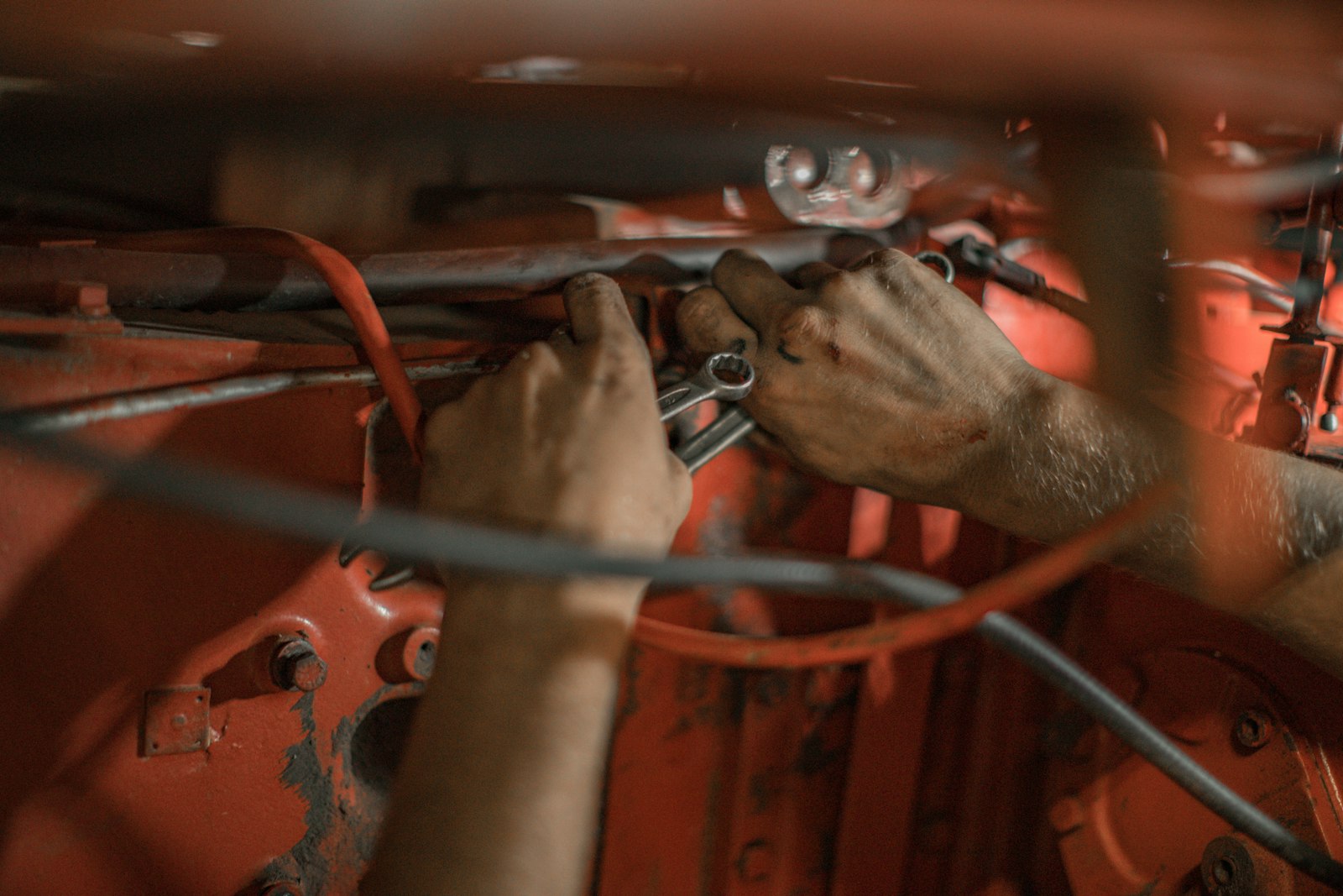 Een monteur aan het werk aan een auto in een garagewerkplaats