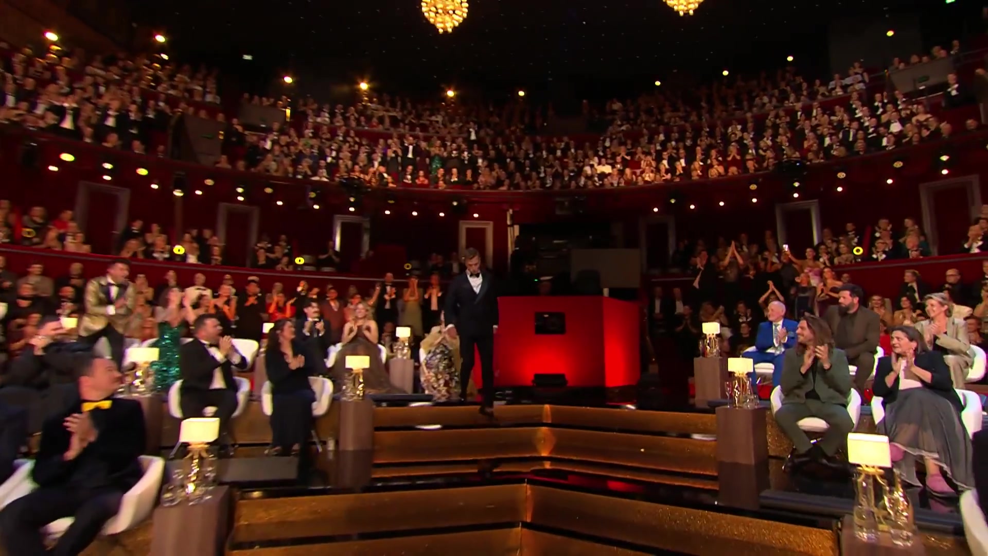 Zaal van Koninklijk Theater Carré tijdens het Gouden Televizier-Ring Gala 2026, gasten in smoking