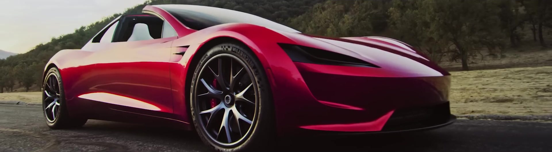Rode Tesla Roadster van de tweede generatie op een landweg, uit de onthullingsvideo van 2017