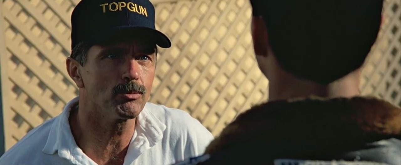 Tom Skerritt als instructeur Viper met Top Gun-pet in de film Top Gun uit 1986