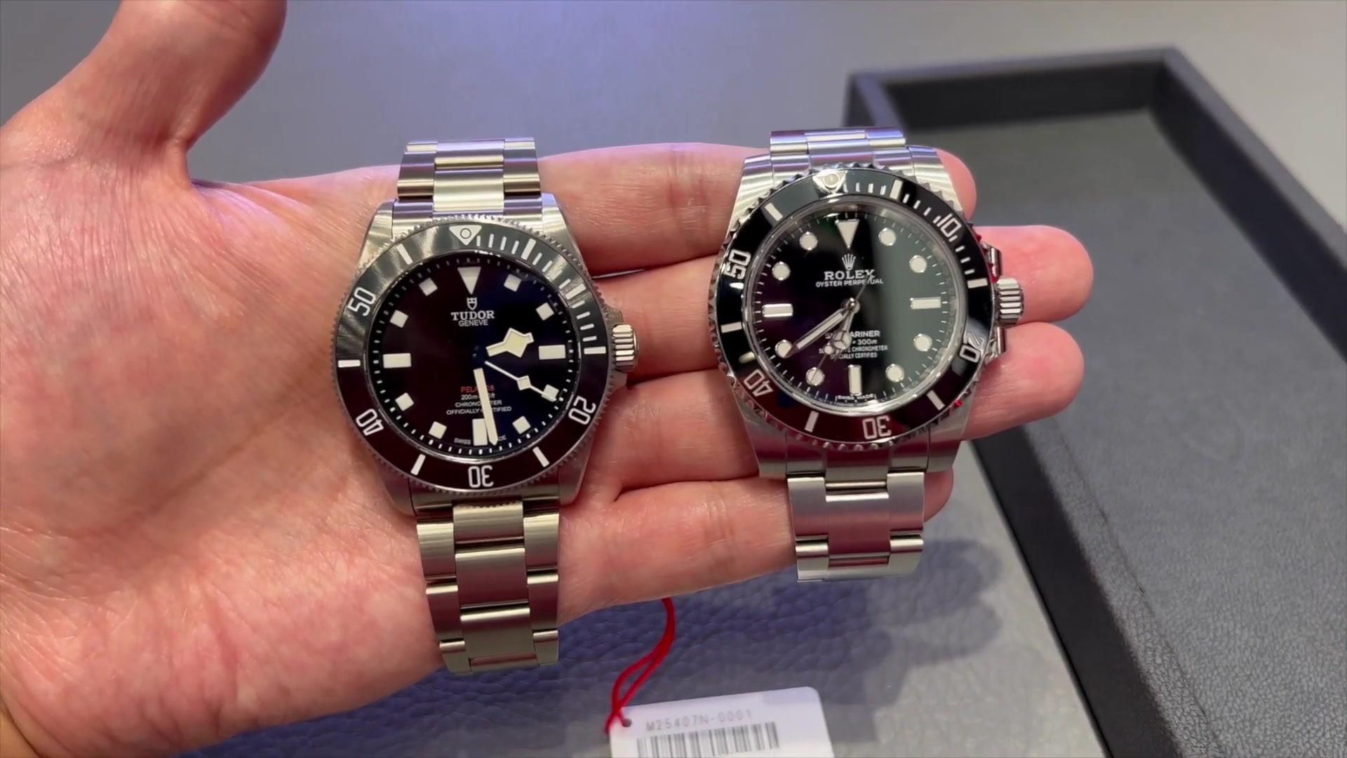 De Tudor Pelagos 39 en de Rolex Submariner naast elkaar in een hand