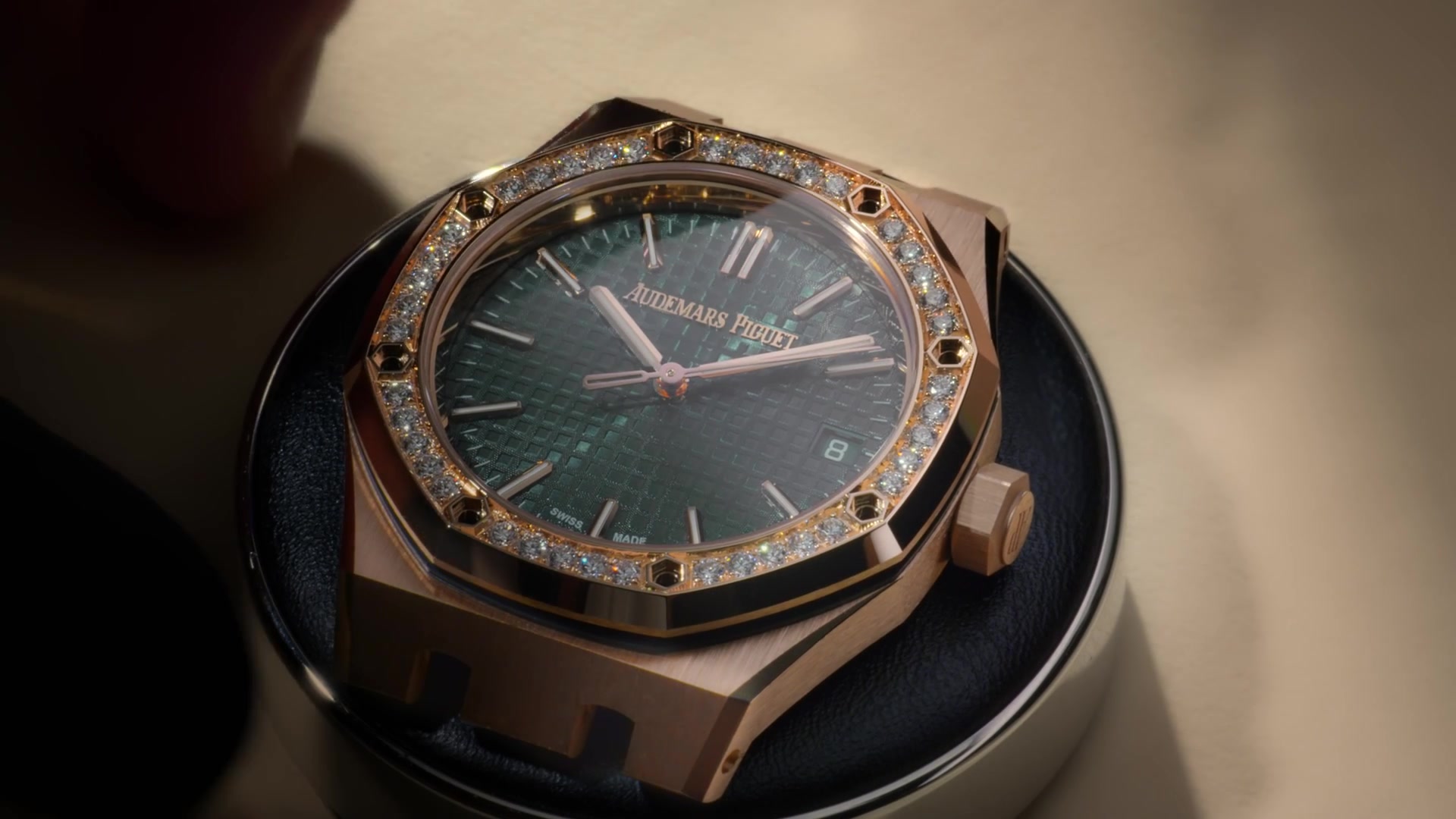 Een Royal Oak met groene wijzerplaat en roségouden kast in de werkplaats van Audemars Piguet