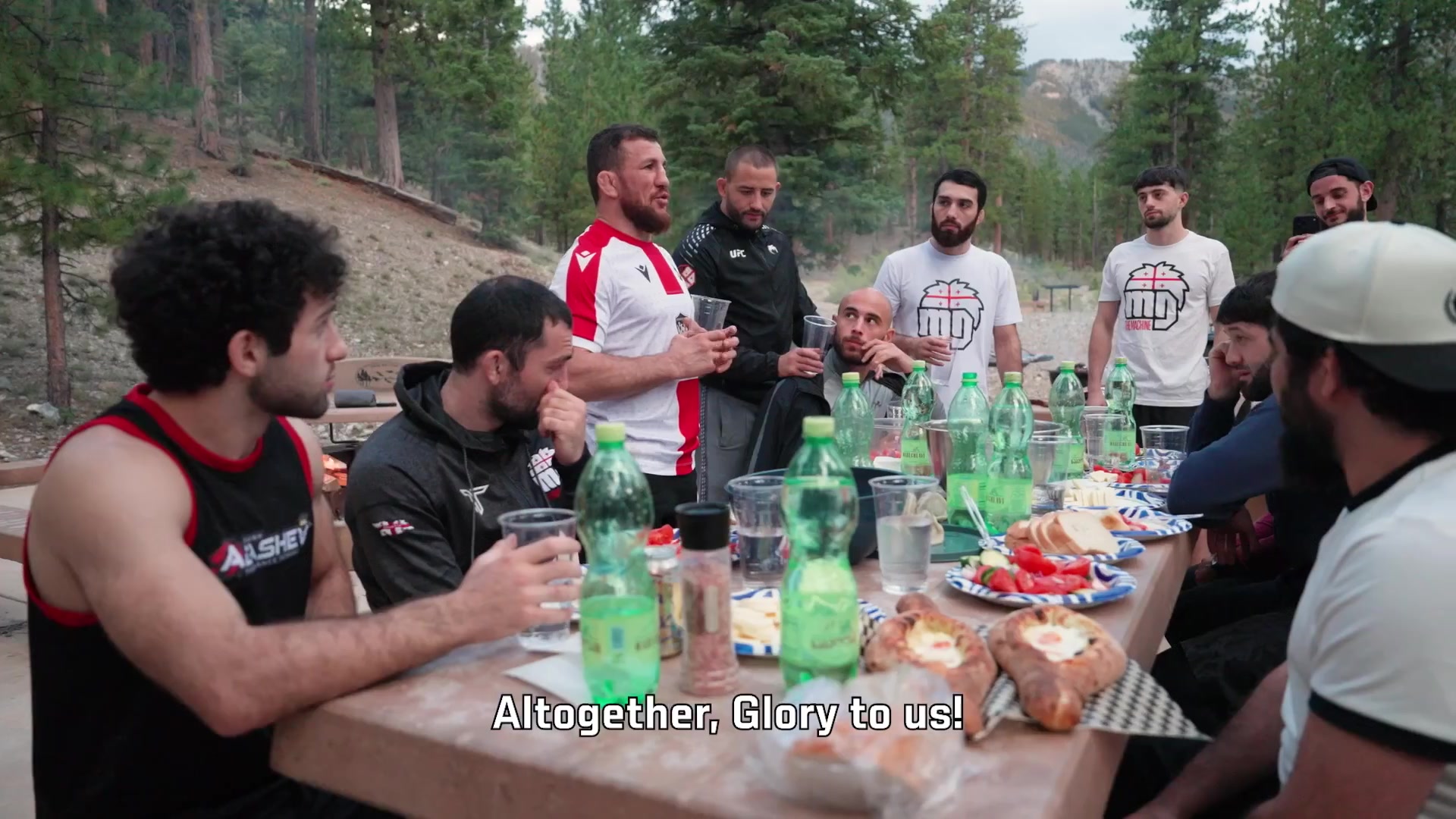 Merab Dvalishvili met zijn team aan tafel tijdens de voorbereiding op UFC 333