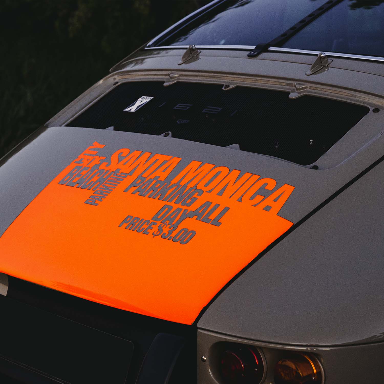 Achterkant van de beige Porsche 911 uit 1968 van Markus Haub met oranje vlak