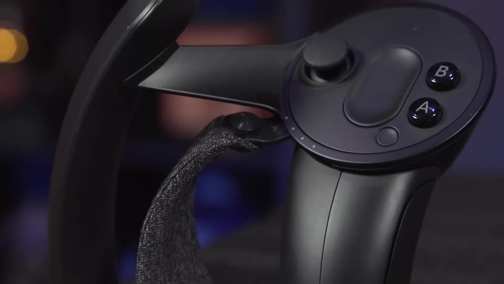 Close-up van een controller van de Valve Index met de bandjes voor je vingers