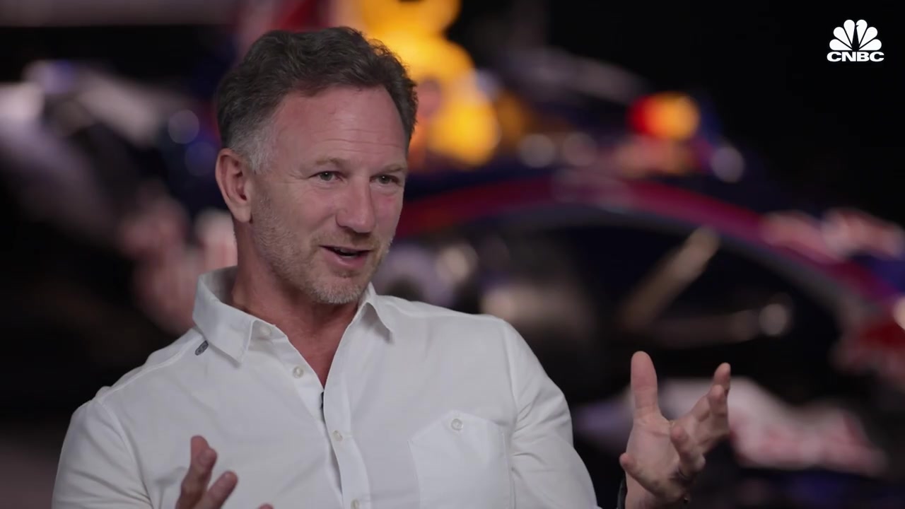 Wie is Christian Horner, de man achter de Ferrari-geruchten in de F1?