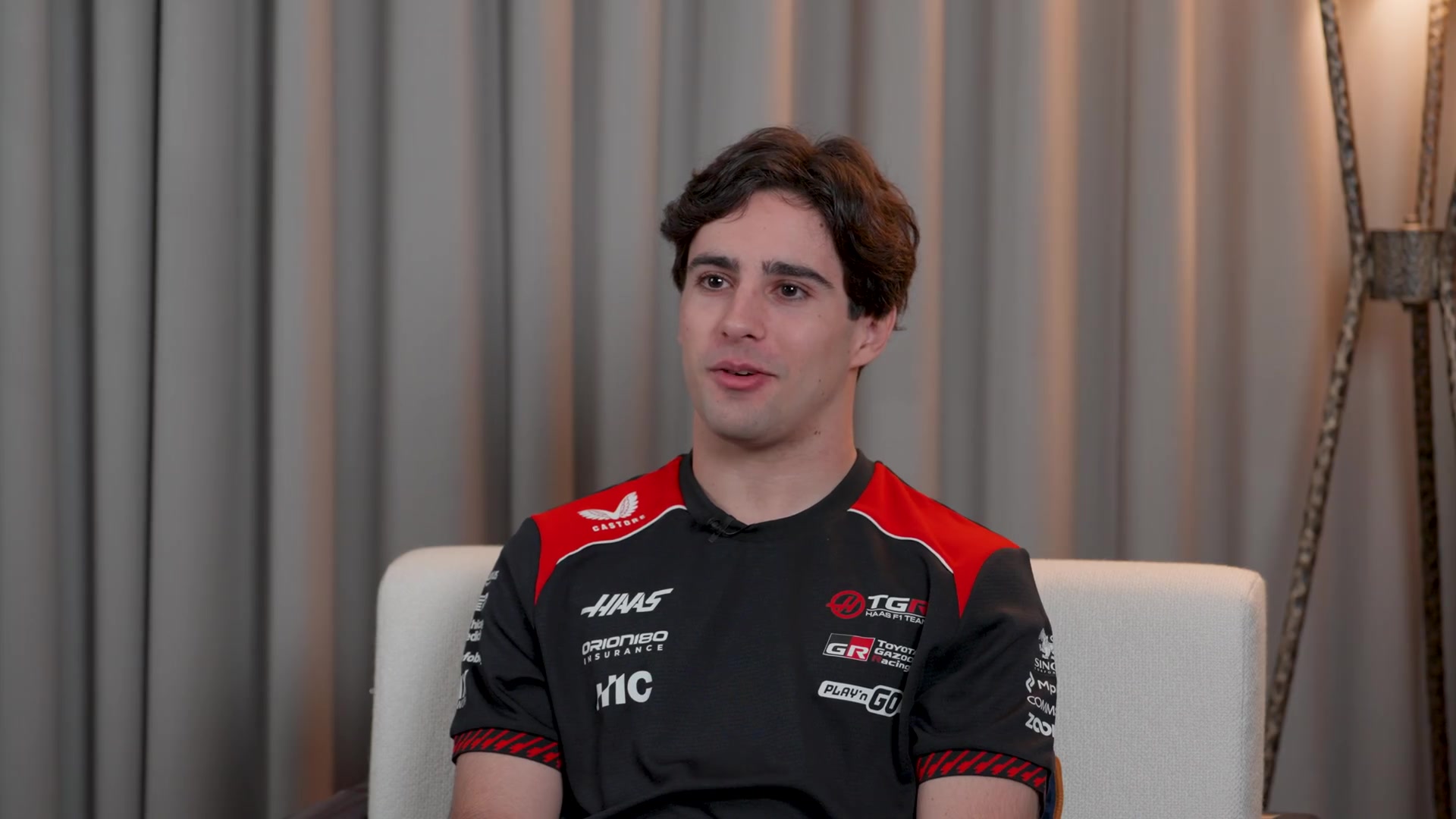 Rafael Câmara in een shirt van het Haas F1 Team tijdens een interview na zijn aankondiging