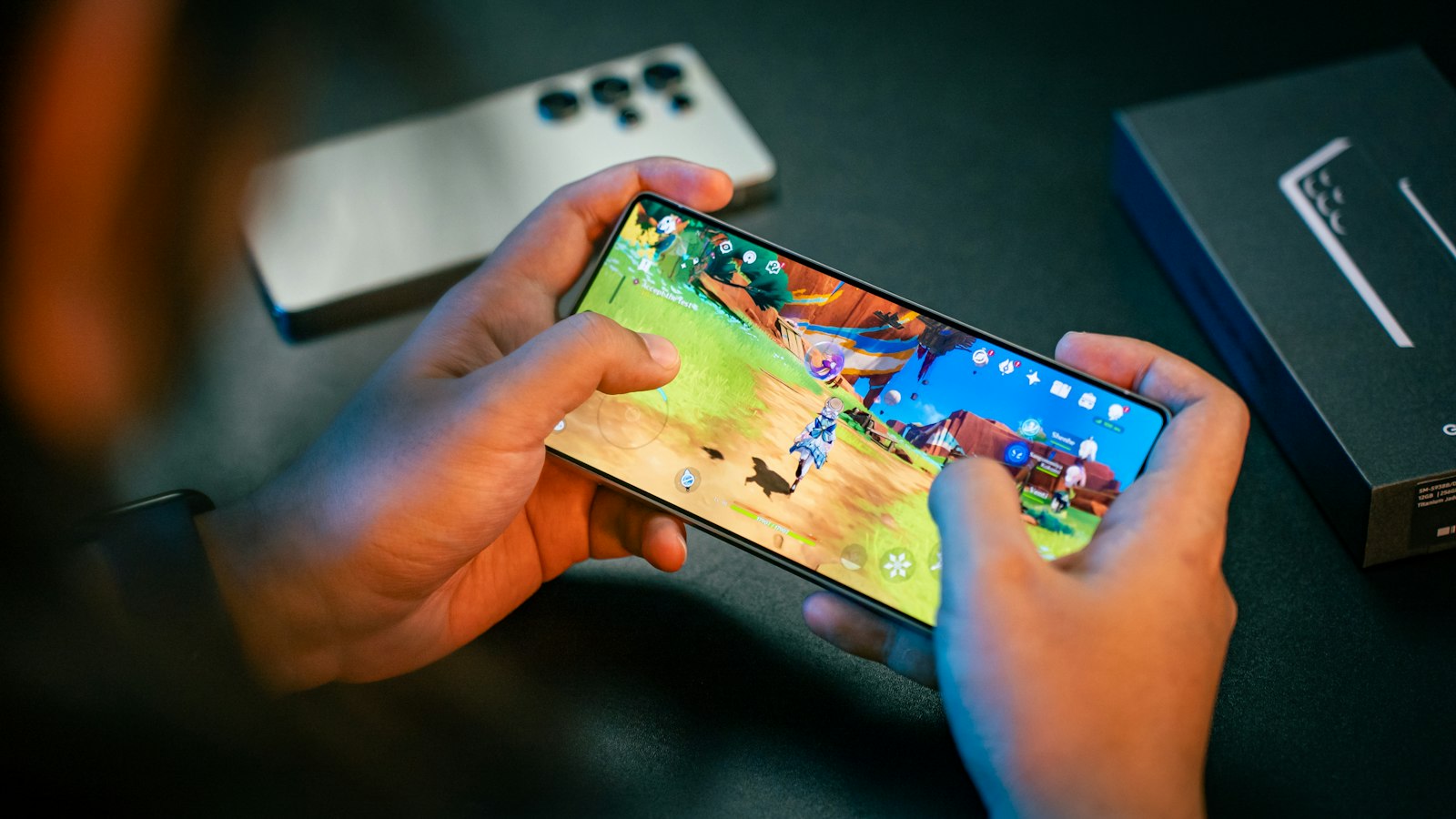 Gamer speelt met een controller op een smartphone
